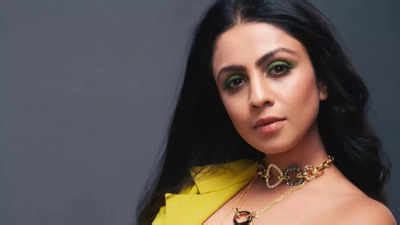 Manasi Parekh teases fans in lemon-yellow formal attire; see the ...