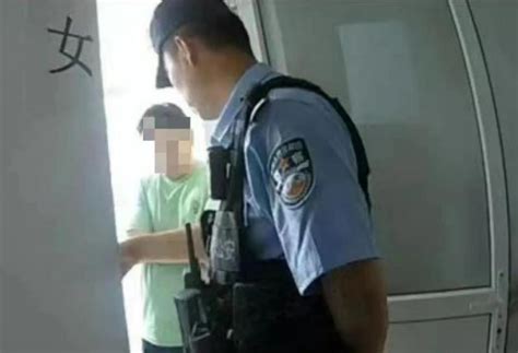 烟台一男子尾随女士上厕所并偷拍被当场抓获 警方：男子已被拘留_腾讯新闻