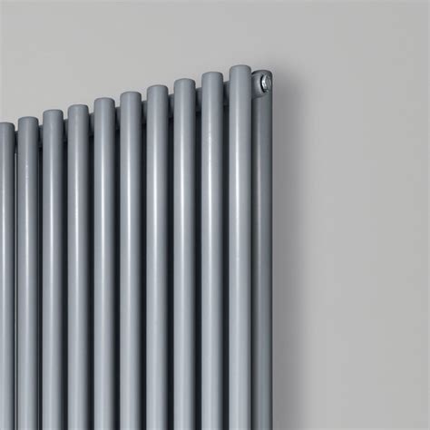 Hydraulic radiator with collectors and vertical pipes
