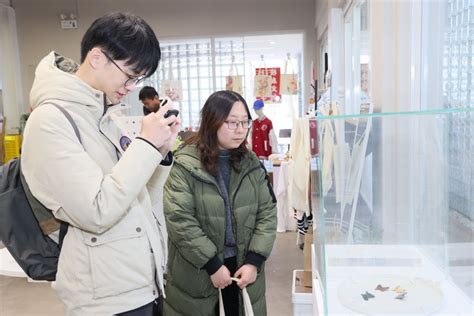 展览送到居民身边，宝山社区美术馆让艺术融入生活日常_腾讯新闻