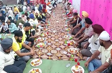 कौमी एकता की मिसाल बन गई रमजान की ये इफ्तार पार्टी, सभी धर्म के लोगों ...