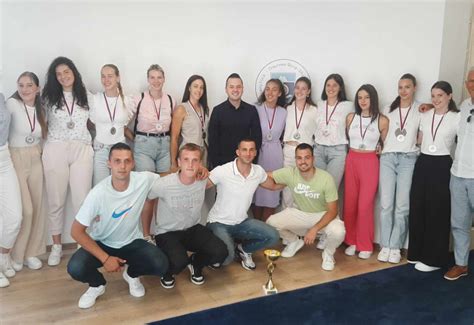 Честитке и новчане награде златним тенисерима и сребрним одбојкашицама ...