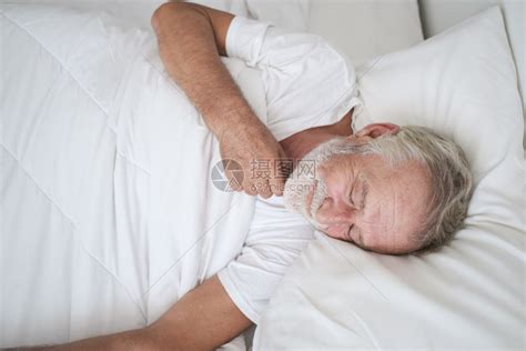 老年男子独睡头痛在房间里床上做恶梦或高清图片下载-正版图片303494617-摄图网