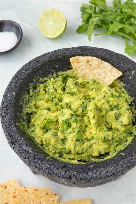 Easy Guacamole Recipe (Only 4 Ingredients) - Chili Pepper Madness