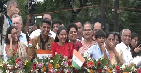 UP: Students cheer for Group Captain Shubhanshu Shukla during road show ...