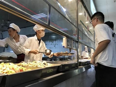 【后勤风采】山东理工大学:饮食部门负责人进食堂帮厨 引导人力资源发挥新效能