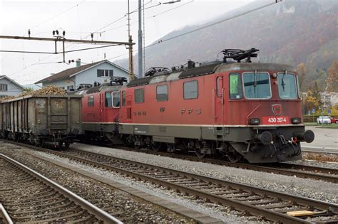 SBB: Die Re 4/4 11357 mit der neuen Nummerierung 430 357-4 in Oensingen ...