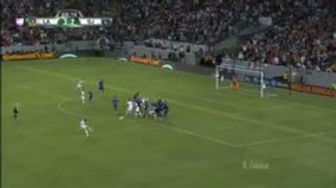 Uyy!! Casi gol. Steven Gerrard patea y da en el arco | TUDN MLS | TUDN