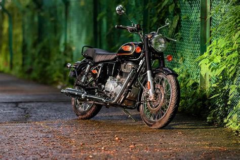 Royal Enfield Bullet 350 Price (2026) - Images, Colours, Mileage & Reviews