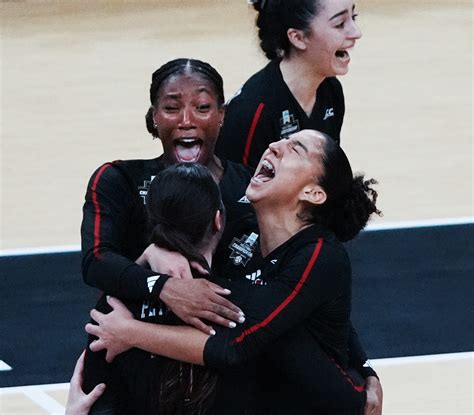 Louisville volleyball score: UofL defeats Pitt in national semifinal