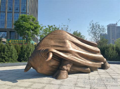 临汾“牛”起来！《勇者》雕塑亮相鼓楼街，一睹为快！_临汾新闻网