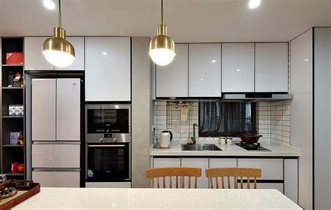厨房--色彩对比强烈的厨房宽敞明亮，设计紧凑布局合理。整体橱柜的_装修美图-新浪家居