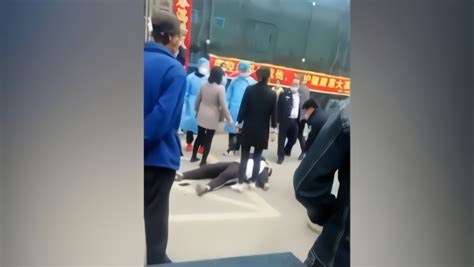 伊通县医院：男子拒扫码辱骂工作人员，发生冲突_凤凰网视频_凤凰网
