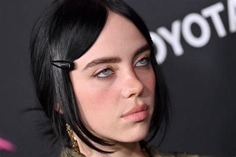 From Hair Clips to Eyeliner, Billie Eilish Brings Back 2000's High ...
