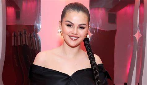 Selena Gomez Black Gold Dress Selena Gomez Dazzles In Dress Made Of