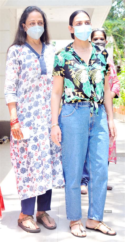 Hema Malini and Esha Deol participate in BMC's adopt a tree campaign ...