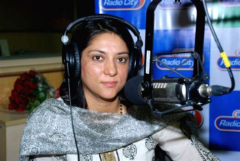 Priya Dutt at Radio City to campaign for no vehicle day.