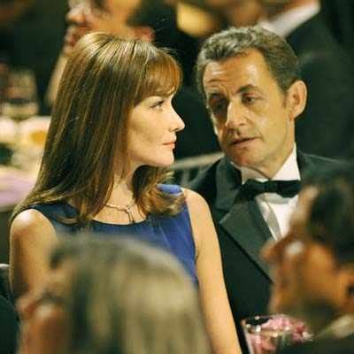 French President Nicolas Sarkozy, (c), stands with his wife Carla Bruni ...