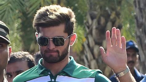 IND vs PAK: Indian fans had fun like this by surrounding Shaheen Afridi ...