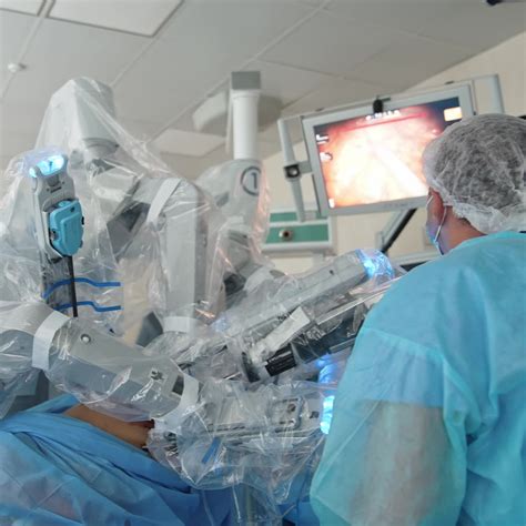 Robot médico durante una cirugía. Equipamiento quirúrgico futurista en ...
