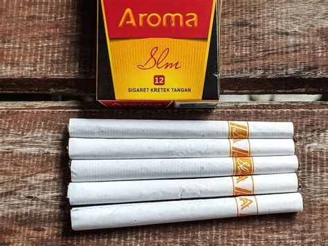 Review Rokok Aroma Slim 12: Pedas dan Sepatnya Pas