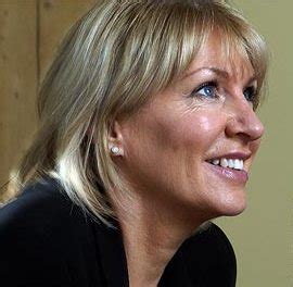 Brit politician caught secretly stuffing £50 down her bra! | TopNews