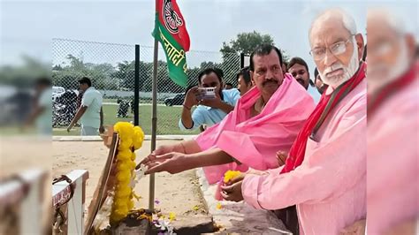 Ghosi MLA Sudhakar Singh reached Saifai and offered flowers at the ...
