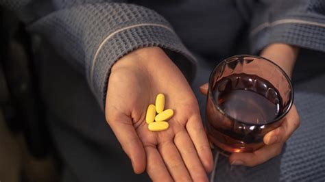 Can you take vitamin B12 supplements daily? Expert shares risks and ...