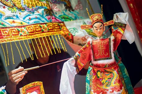 广东潮州木偶戏艺人，自办博物馆传承非遗文化，免费对游客开放_铁枝