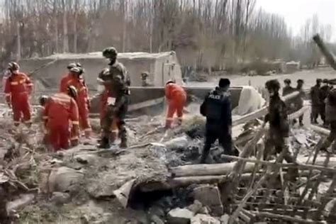 新疆拜城县5.4级地震已致3人死亡！实拍：武警公安消防扒废墟救援