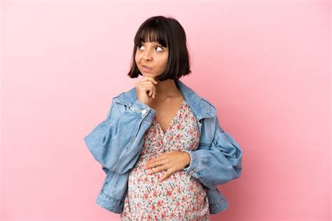 Joven embarazada sobre fondo rosa aislado pensando | Foto Premium