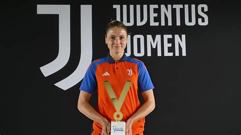 Cecilia Salvai receives the eBay Values Award for 2024/25 - Juventus