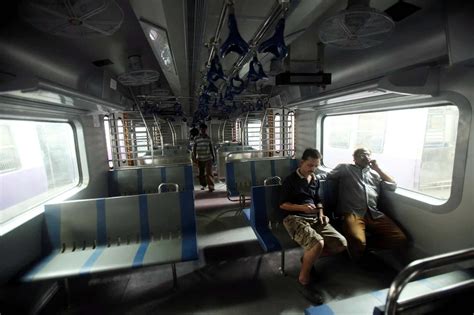 Mumbai Local Train Coach 的图像结果
