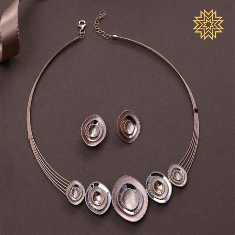 Buy Elaborate Gold Pendant And Earrings Set Online | Elaborate Gold ...