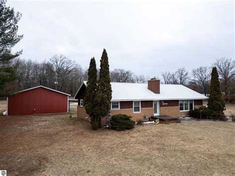 2404 W Cadillac Dr, Farwell, MI 48622 | MLS #1919243 | Zillow