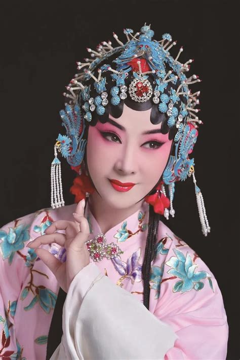 梦见自己穿中式新娘服 - 解梦命理 - 微文网(维文网)