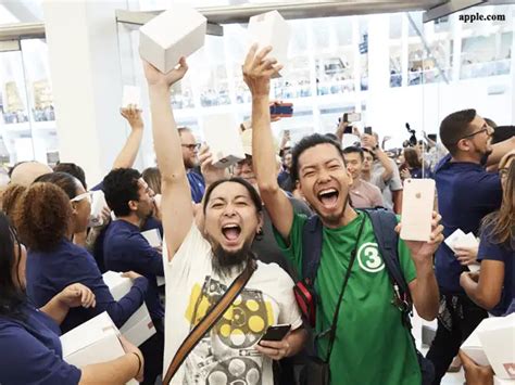 Customers at the new Apple store - Apple's new store Oculus opens at ...