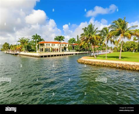 Luxury mansion in exclusive part of Fort Lauderdale known as small Venice Stock Photo - Alamy