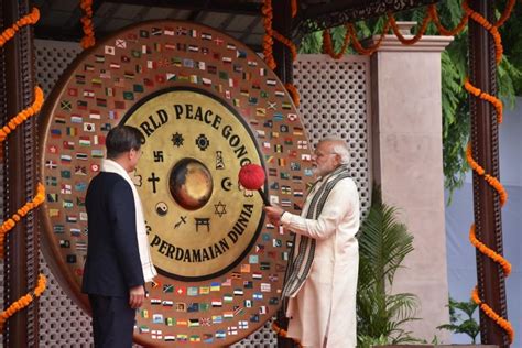 PM Narendra Modi, South Korean President Moon Jae-in visit Gandhi ...
