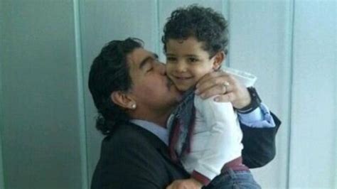 Maradona abraza al hijo de Cristiano Ronaldo