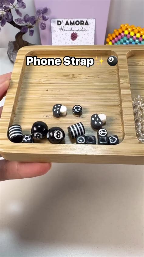 Vem comigo fazer uma linda cordinha para celular ☺️ . Materiais: - fio de seda 1mm (50cm ...