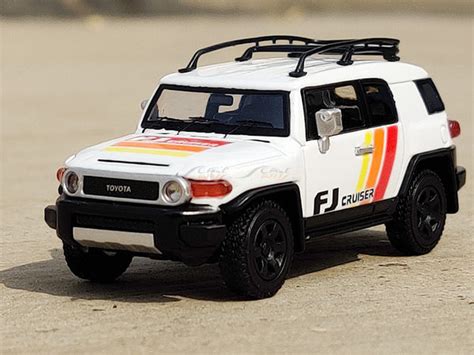 Toyota FJ Cruiser white 1:64 Stance Hunters diecast scale model ...
