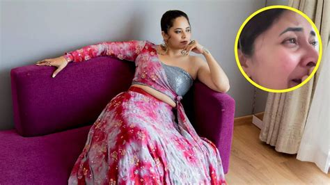 Pushpa Fame Anasuya Bharadwaj Breaks Down Into Tears Due To Online ...