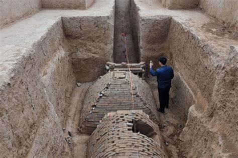 河南郑州黄河南岸思念果岭旁发现2000年前奇特古墓 内藏金字塔状结构墓室 - 神秘的地球 科学|自然|地理|探索