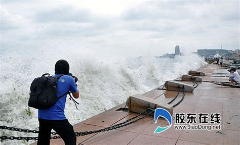 多名游客不听劝登礁石拍照，被卷入大海2人遇险！ - 每日头条