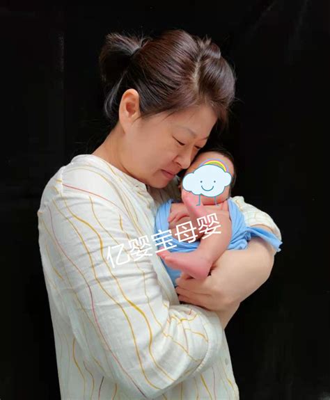 月嫂与新生婴儿宝宝玩耍高清图片下载-正版图片501725327-摄图网