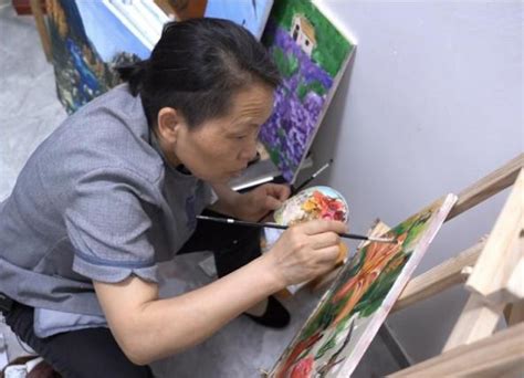「陋室画家！57岁北漂阿姨白天当保洁晚上做画家」近日，北京。57岁保洁阿姨在3平米储物间创作油画。每天下班后，她便钻进3平米的厕所杂物间画画 ...