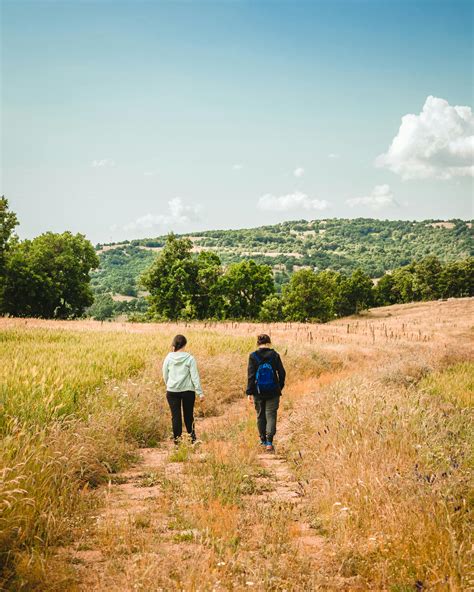 Person Walking Outside 的图像结果