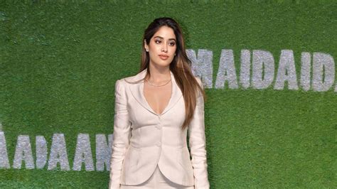 Janhvi Kapoor sports a soft glam makeup look in her late mother's ...