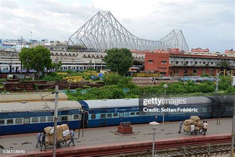 Howrah Station Local Train 的图像结果